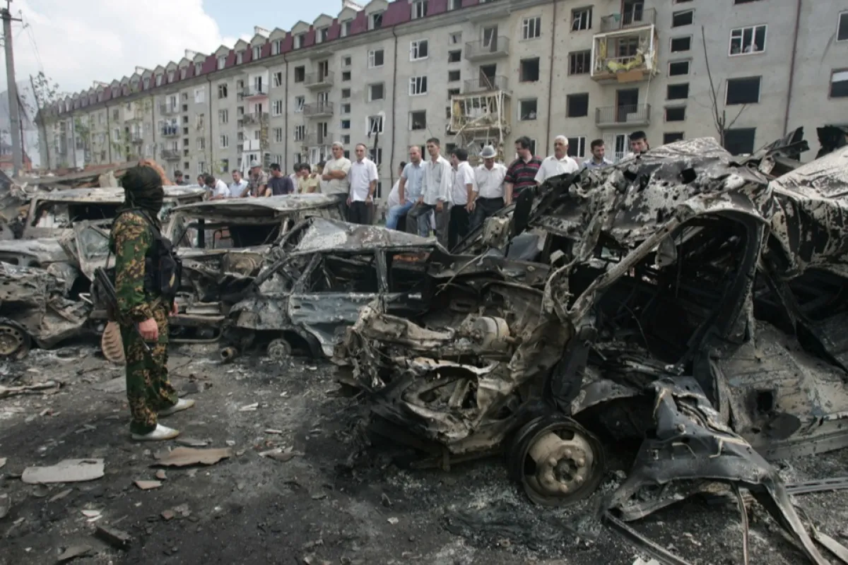 Un militar mascat păzește locul unui atac sinucigaș cu bombă îndreptat împotriva unei secții de poliție locală din orașul Nazran, capitala republicii nord-caucaziene Ingușeția, 17 august 2009.