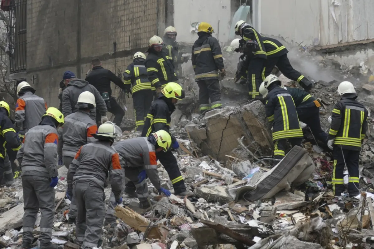 Salvatorii ucraineni lucrează la locul unei clădiri rezidențiale avariate după un atac peste noapte în orașul Odesa, din sudul Ucrainei, 2 martie 2024.
