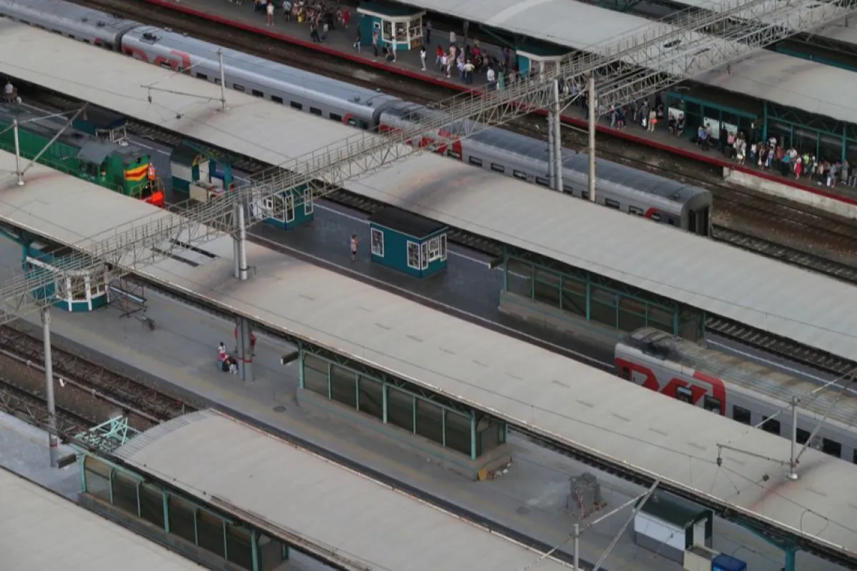 Pasagerii așteaptă un tren în gara din Samara, Rusia, 24 august 2017 (emis pe 25 august 2017).