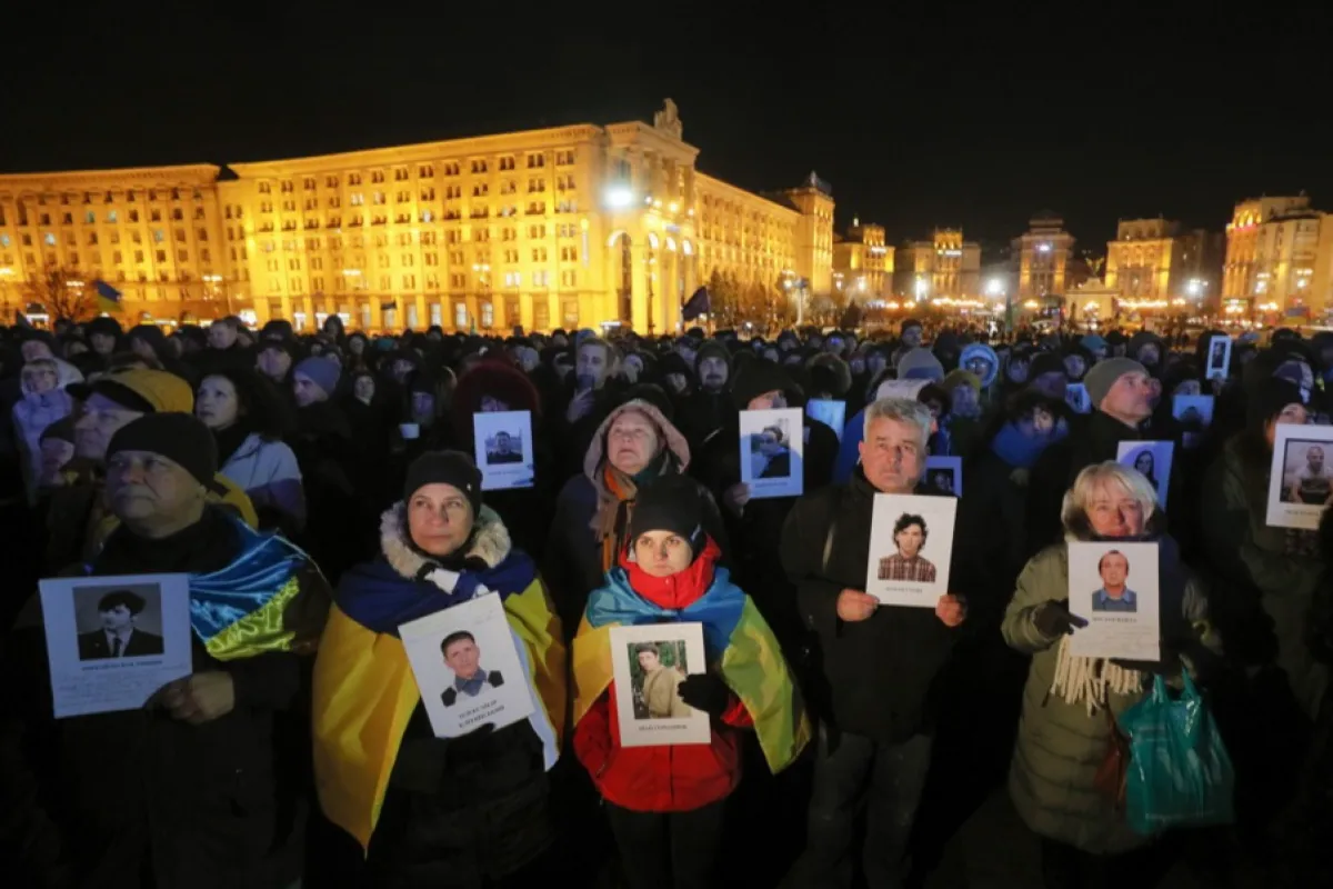 Ucraineni cu portrete ale activiștilor din Maidan care au fost uciși în timpul protestelor antiguvernamentale din 2014, în timpul unui miting în Piața Independenței din Kiev, Ucraina, 21 noiembrie 2019.