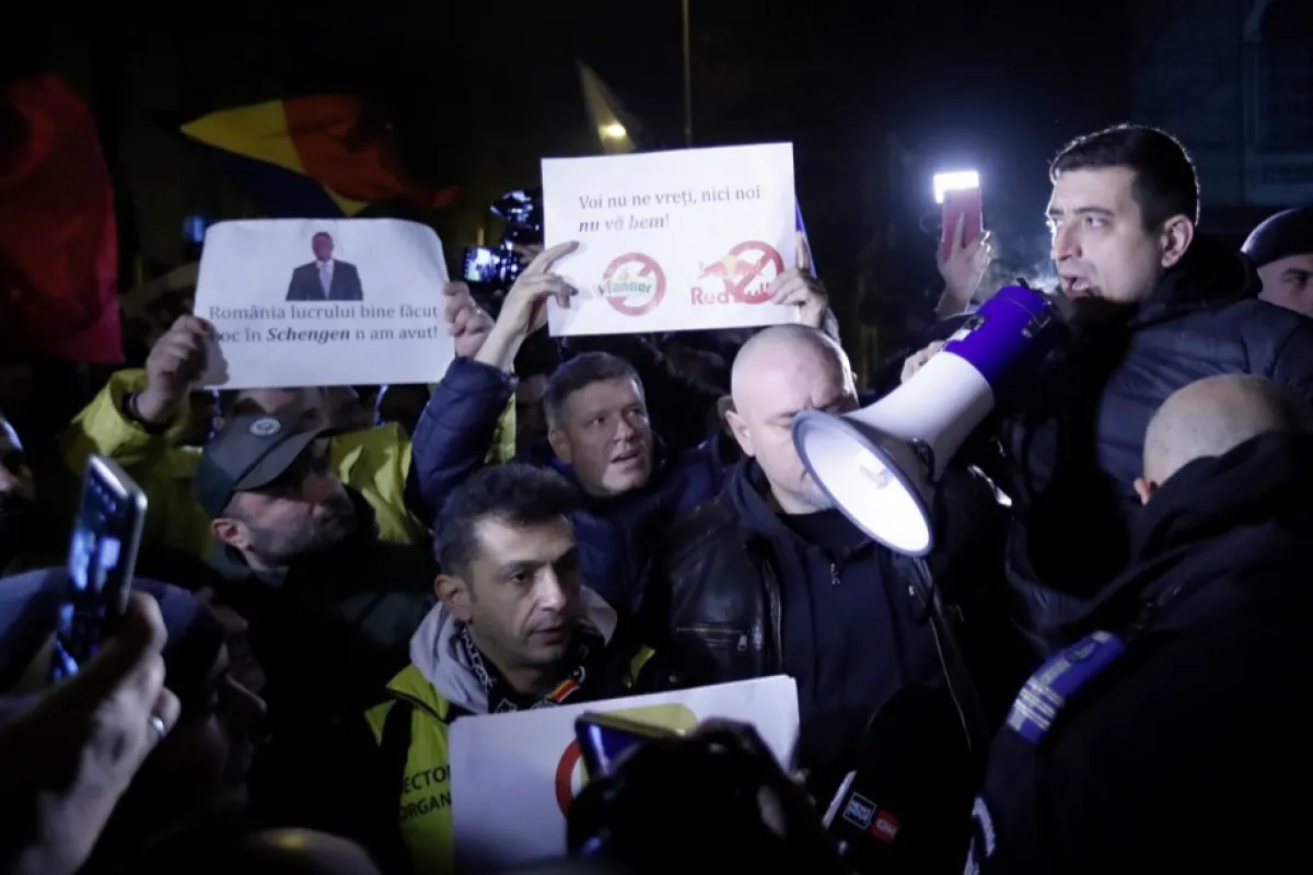 Congres PPE la București: naționaliștii de la AUR au manifestat contra președintei Comisiei Europene, creștin-democrata germană Ursula von der Leyen