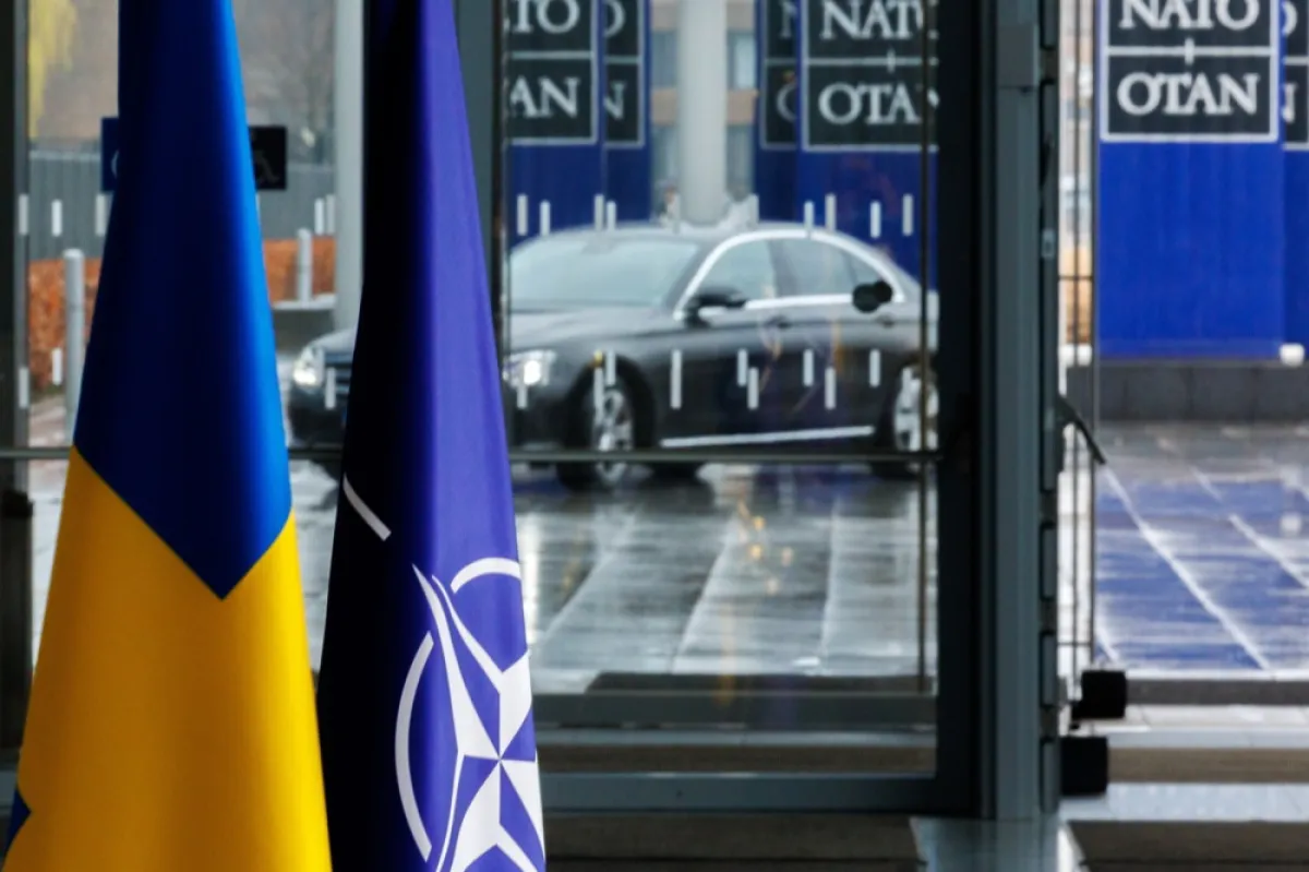 Steagul suedez așteaptă în holul de intrare VIP ca secretarul general al NATO Jens Stoltenberg și prim-ministrul suedez Ulf Kristersson să înceapă oficial ceremonia de ridicare a drapelului pentru a marca aderarea Regatului Suediei la NATO, la sediul Alianței din Bruxelles, Belgia, 11 martie 2024.