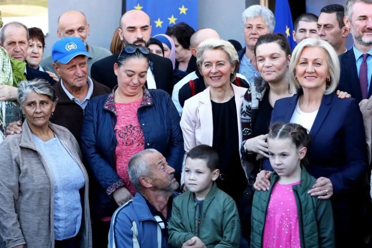Președintele Comisiei Europene Ursula von der Leyen și Președintele Consiliului de Miniștri din Bosnia și Herțegovina Borjana Kristo pozează cu beneficiarii Programului Regional de Locuințe (RHP) în timpul ceremoniei de predare a apartamentelor noi pentru 27 de familii, în Vogooca, o suburbie a Saraievo, Bosnia și Herțegovina, 1 noiembrie 2023. Programul regional de locuințe este finanțat în mare parte de Uniunea Europeană.