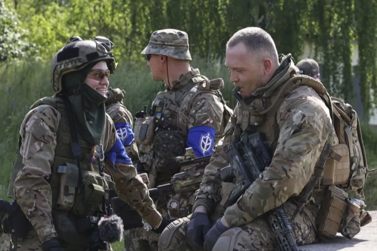 Membri ai „Corpului de voluntari rusi” și ai „Legiunii pentru libertatea Rusiei” în timpul unei întâlniri cu mass-media, nu departe de granița dintre Ucraina și Rusia, în zona Harkiv, nord-estul Ucrainei, 24 mai 2023, pe fondul invaziei ruse.