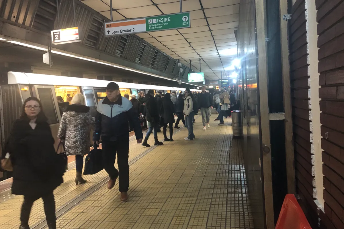 Oameni coborând din metrou în București, România, 16 Ianuarie 2024.