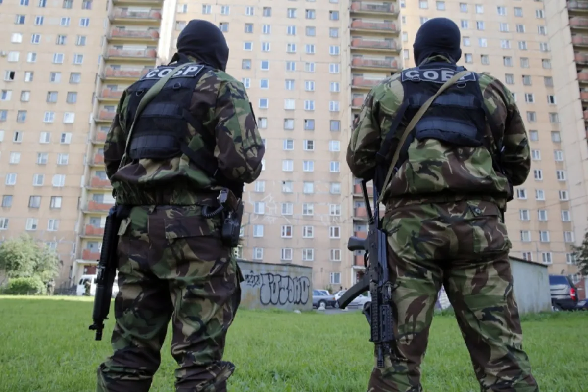 Ofițerii forțelor speciale ruse stau de pază într-o zonă izolată în timp ce Serviciul Federal de Securitate (FSB) desfășoară o operațiune împotriva membrilor căutați ai unităților armate ilegale din Caucazul de Nord, la Sankt Petersburg, Rusia, 17 august 2016.