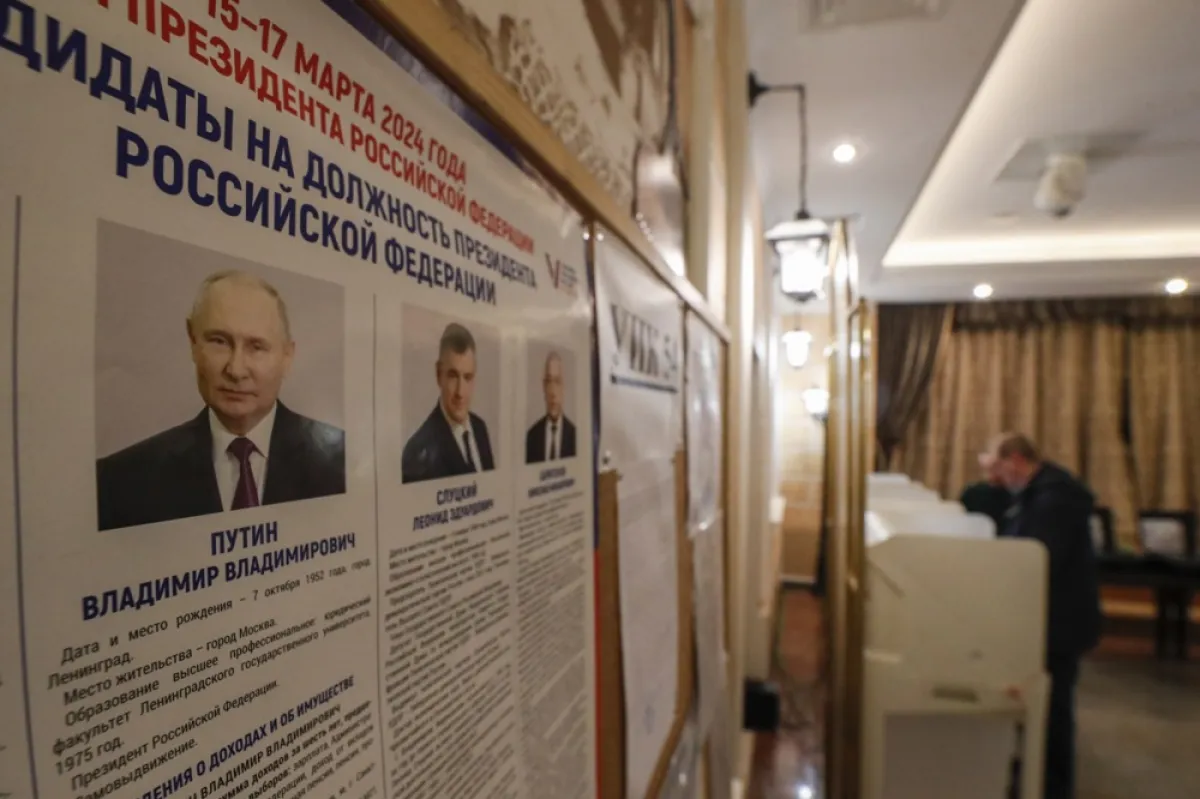 Un afiș informativ cu fotografii ale candidaților pentru alegerile prezidențiale din Rusia este prezentat la secția de votare, Moscova, Rusia, 15 martie 2024.