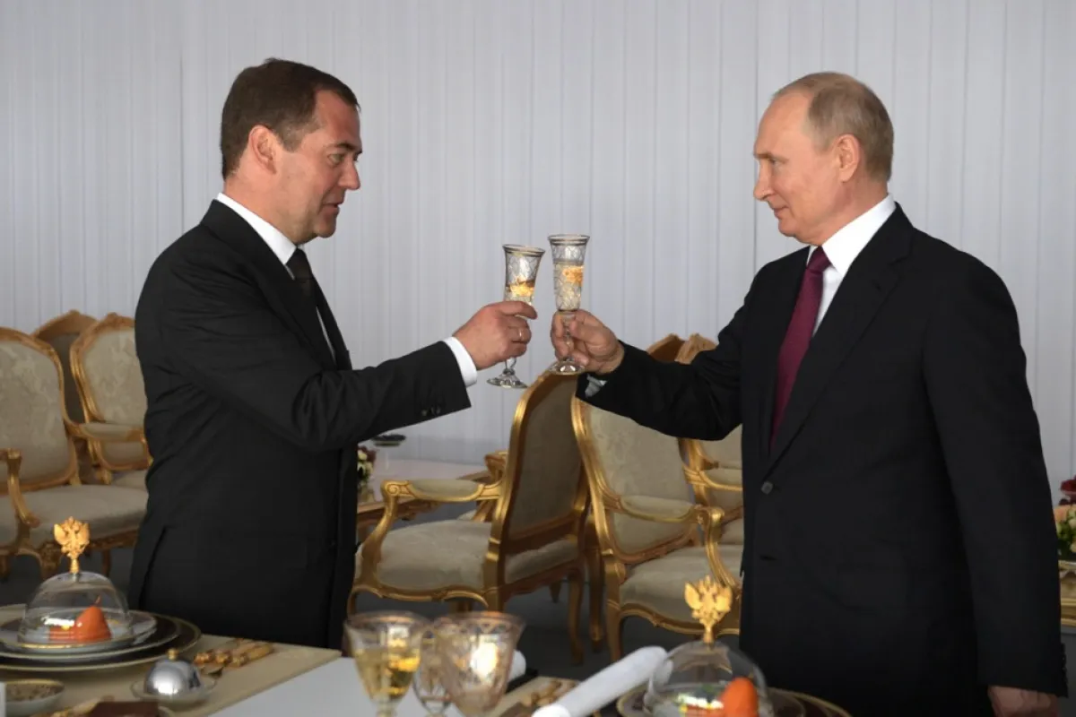 Președintele rus Vladimir Putin și prim-ministrul Dmitri Medvedev ciocnesc paharele în timpul recepției de marcare a „Zilei Rusiei”, la Marele Palat al Kremlinului din Moscova, Rusia, 12 iunie 2019.