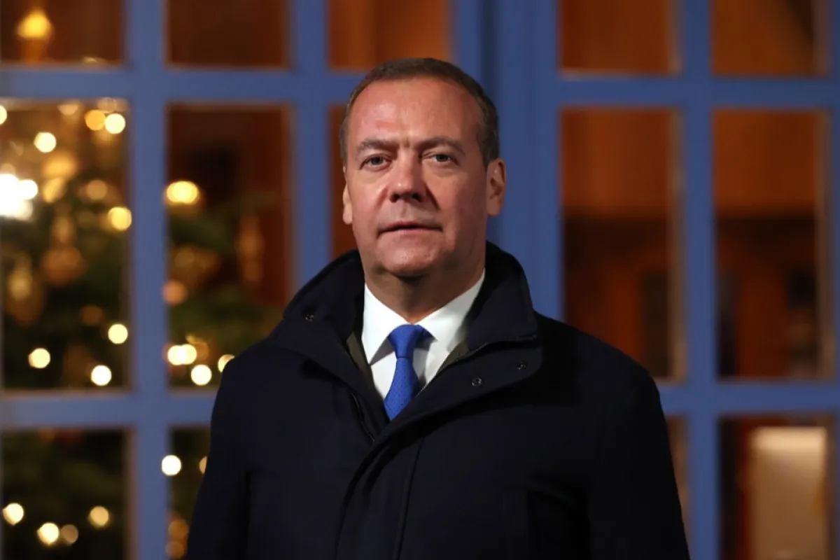 Vicepreședintele Consiliului de Securitate al Rusiei, Dmitri Medvedev, transmite națiunii urări de Anul Nou de la reședința sa din Gorki, în afara Moscovei, Rusia, 31 decembrie 2023.