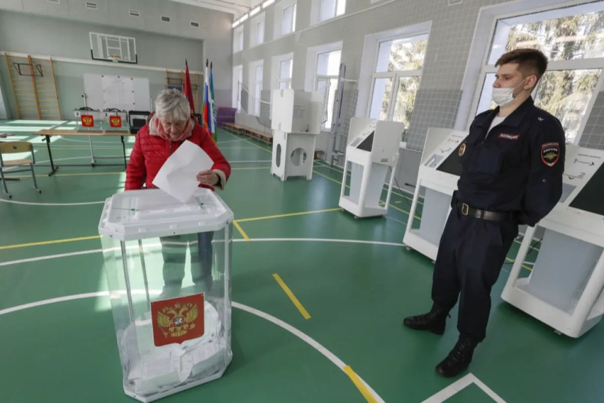 O rusoaică votează în timpul alegerilor prezidențiale de la Moscova, Rusia, 16 martie 2024. 