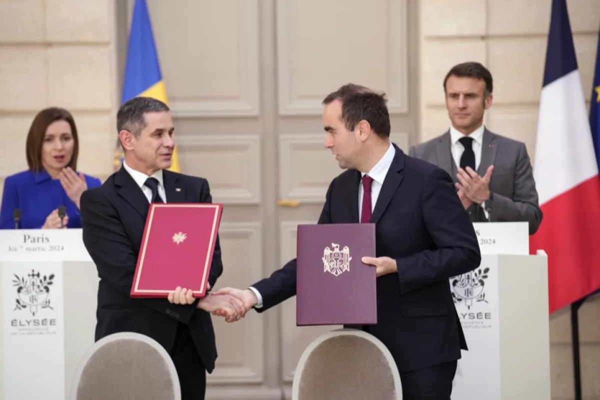 Ministrul Apărării al Republicii Moldova, Anatolie Nosatii și Ministrul Apărării al Franței, Sebastien Lecornu, fac schimb de documente bilaterale în timpul unei conferințe de presă a Președintelui Republicii Moldova, Maia Sandu și a Președintelui Franței Emmanuel Macron, înaintea unui prânz de lucru la Palatul Elysee din Paris, Franța, 7 martie 2024.