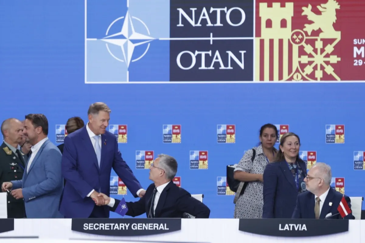 Iohannis la NATO: ce-ar putea câștiga președintele și România
