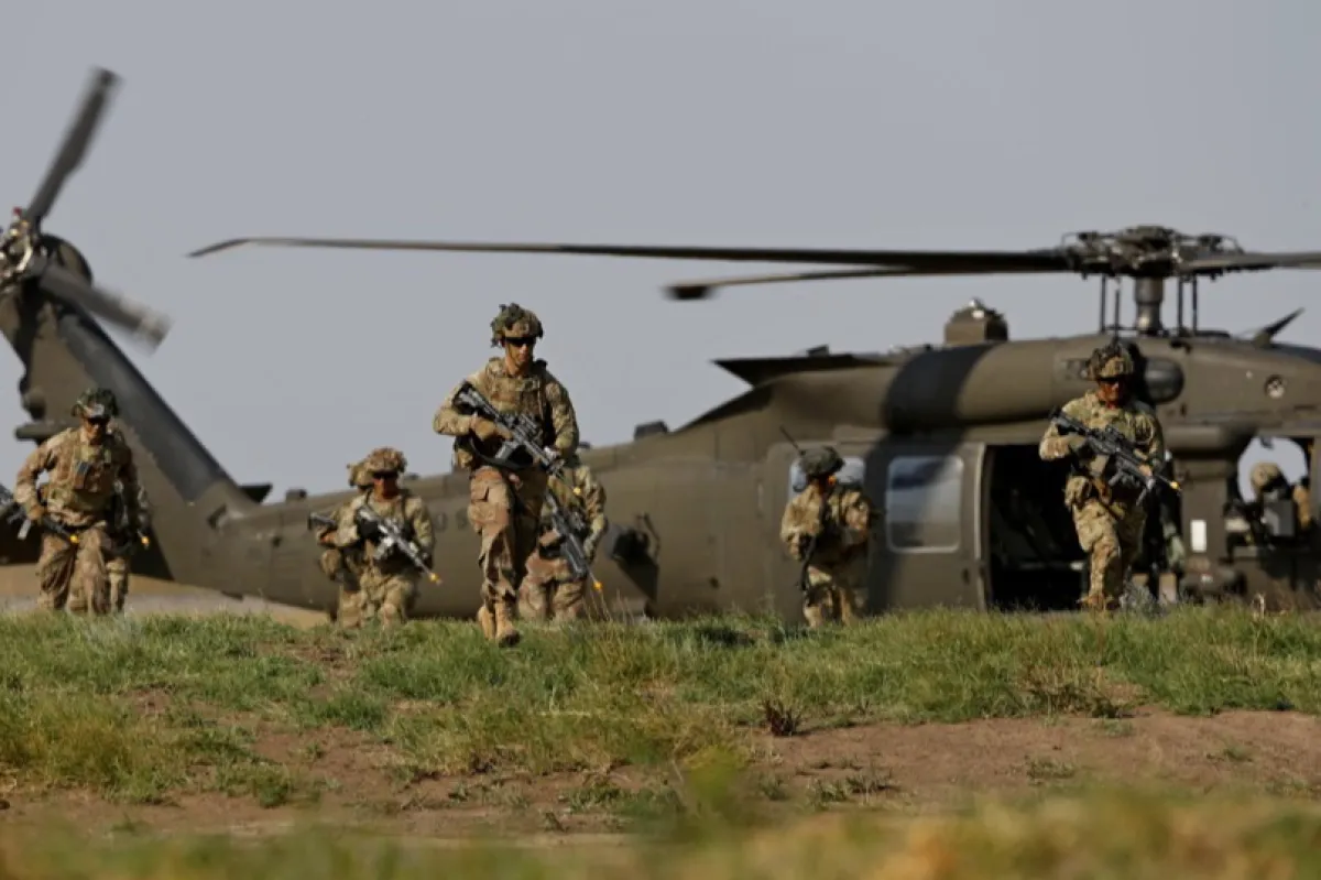 Militari americani aparținând forțelor terestre americane din Divizia 101 Aeropurtată în acțiune în timpul unui exercițiu demonstrativ care a avut loc la baza aeriană NATO Mihail Kogălniceanu de lângă orașul Constanța, port la Marea Neagră, în România, 30 iulie 2022.