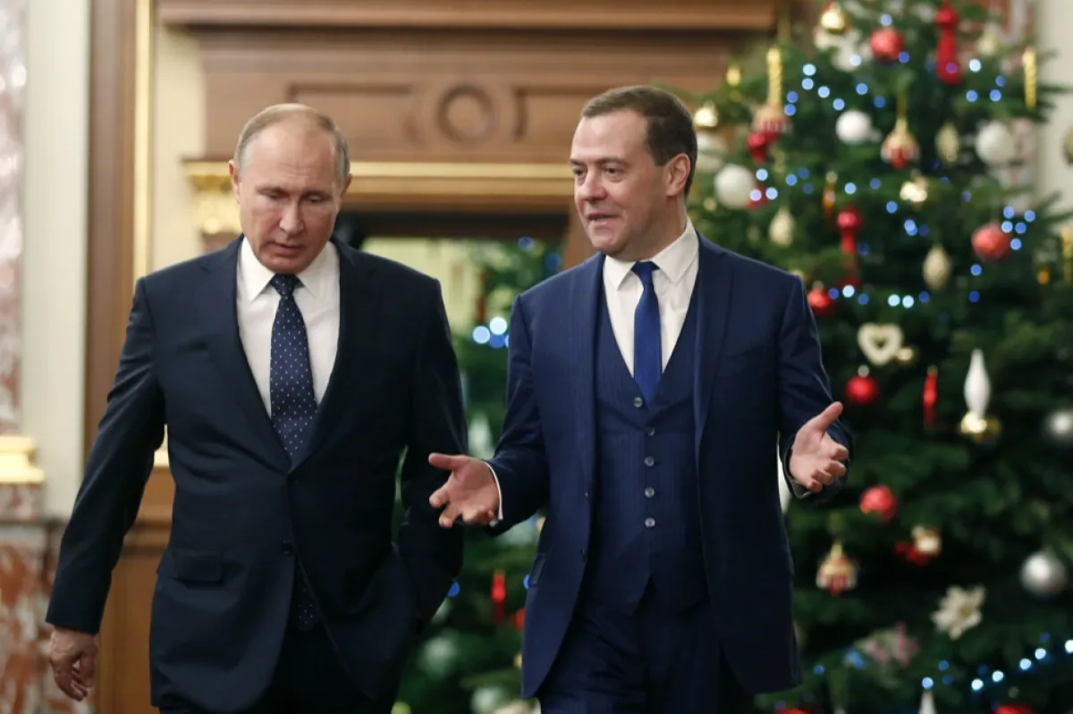 Președintele rus Vladimir Putin și prim-ministrul Dmitri Medvedev înaintea unei întâlniri cu membrii guvernului la Moscova, Rusia, 26 decembrie 2018.