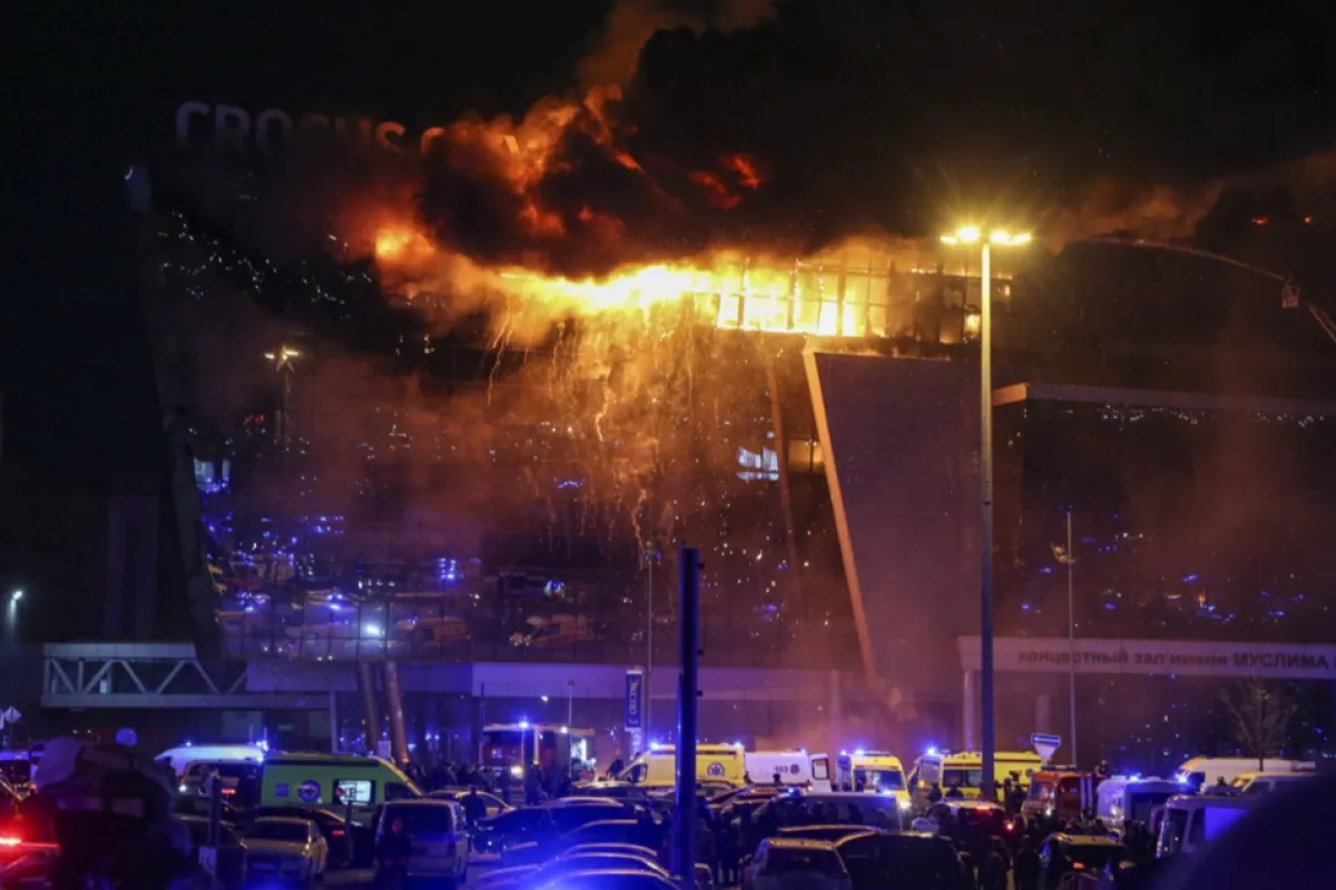 Incendiul în urma unui atac armat la sala de concerte Crocus City Hall, din Krasnogorsk, la periferia Moscovei, Rusia, 22 martie 2024.