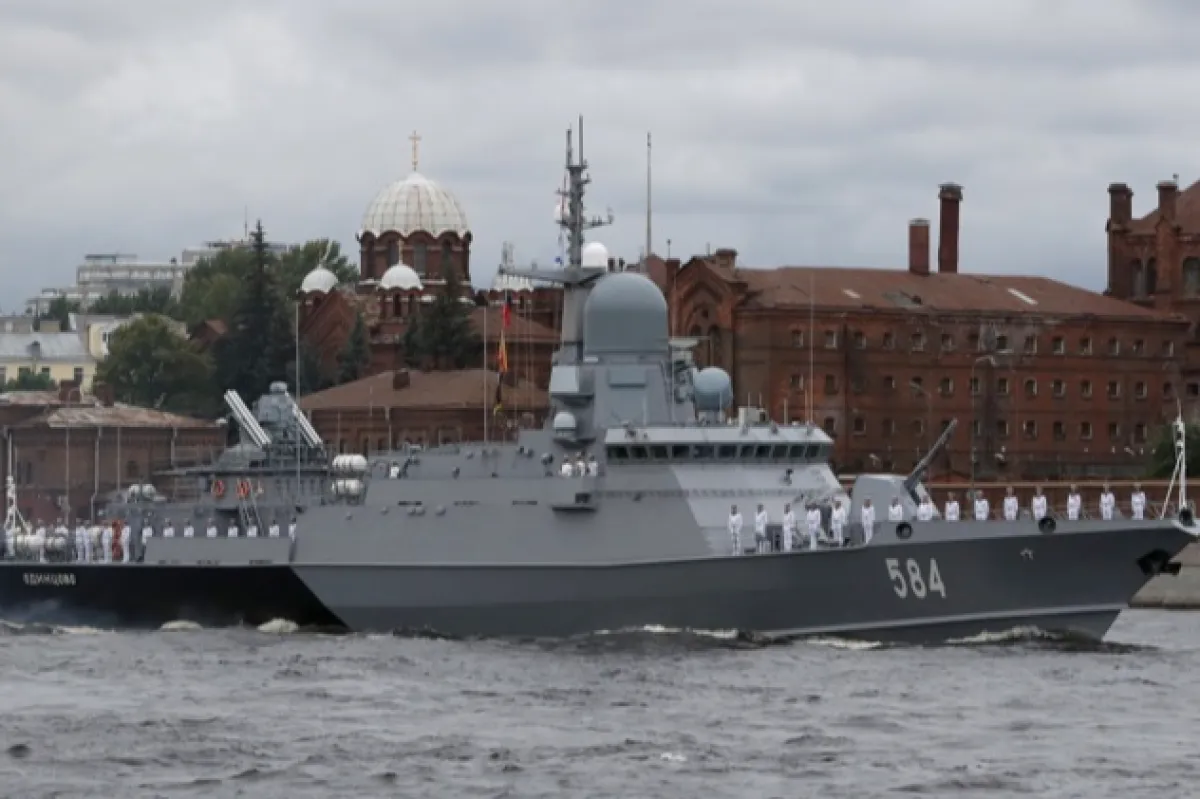 Nava rusească de război în timpul paradei de Ziua Marinei, la Sankt Petersburg, Rusia, 25 iulie 2021.