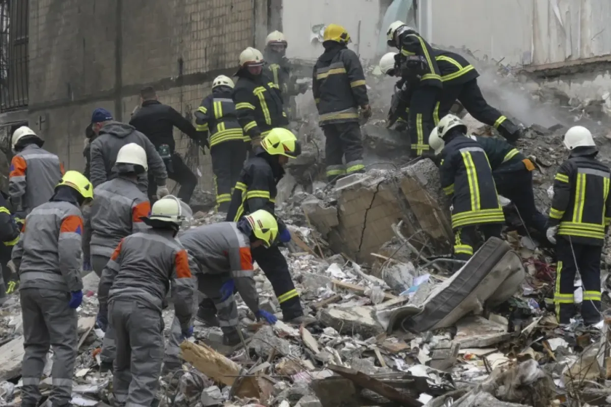 Salvatorii ucraineni lucrează la locul unei clădiri rezidențiale avariate după un atac peste noapte în orașul Odesa, din sudul Ucrainei, 2 martie 2024.