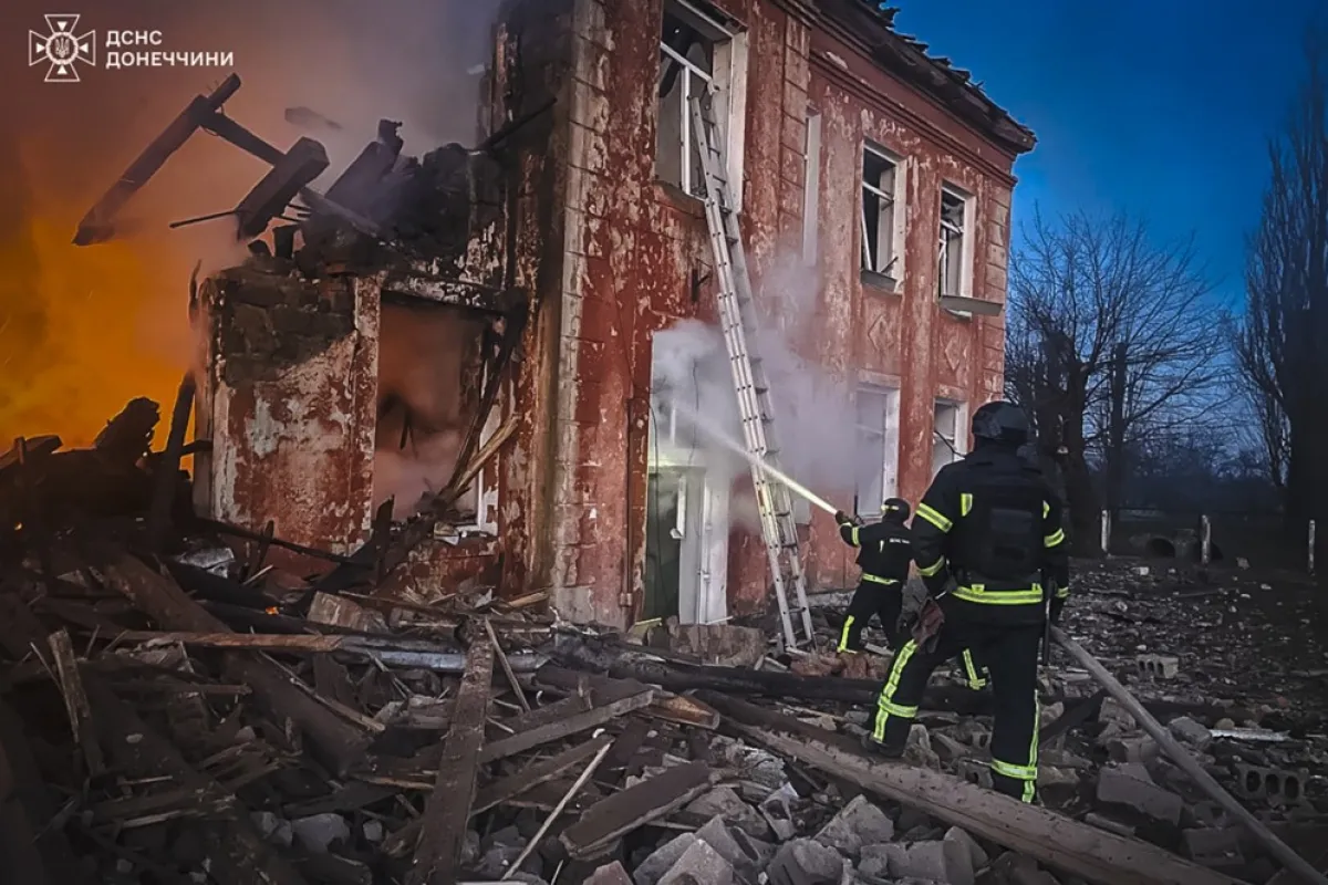 O fotografie plină pusă la dispoziție de Serviciul de Stat de Urgență al Ucrainei (SESU) arată salvatorii care lucrează la locul unui bombardament din regiunea Donețk, Ucraina, 28 martie 2024. 