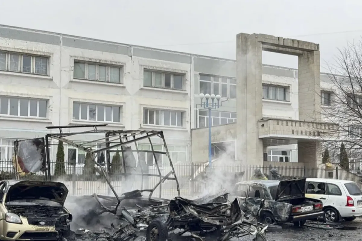 O poză pusă la dispoziție de guvernatorul regiunii Belgorod Vyacheslav Gladkov arată pagubele în urma unui bombardament în centrul orașului Belgorod, Rusia, 16 martie 2024.