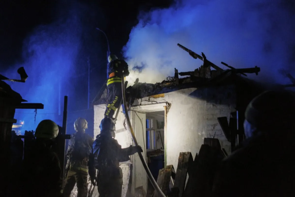 Primele echipe de intervenţie la locul unui atac cu dronă de peste noapte la Harkov, nord-estul Ucrainei, 4 aprilie 2024, pe fondul invaziei ruse. Cel puțin patru persoane au fost ucise, inclusiv trei salvatori, și 11 rănite, potrivit unui raport al poliției naționale.