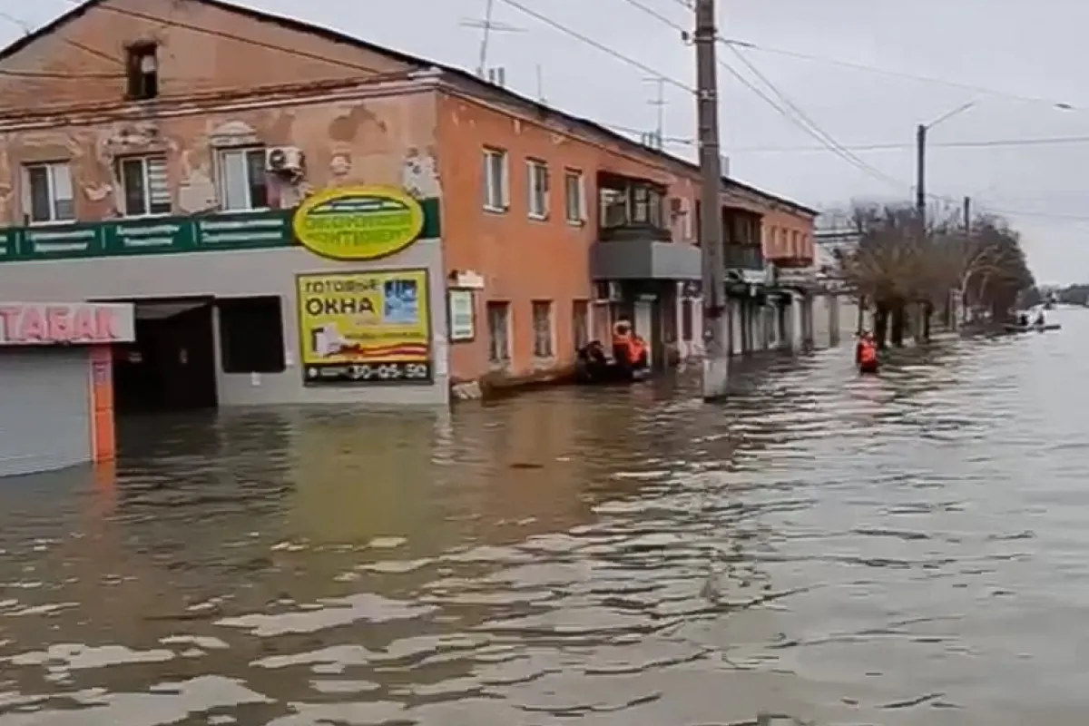 O fotografie luată dintr-un material video pus la dispoziție de Ministerul rus pentru Situații de Urgență arată o stradă inundată din Orsk, regiunea Orenburg, Rusia, 07 aprilie 2024.