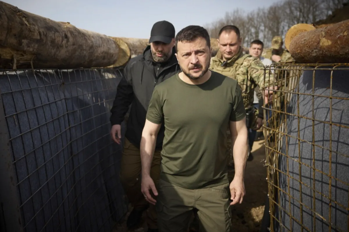 Președintele ucrainean Volodimir Zelenski și șeful Administrației Militare Regionale Harkov, Oleh Siniehubov pe șantierul unei linii de apărare în regiunea Harkiv, Ucraina, 09 aprilie 2024 pe fondul invaziei ruse.