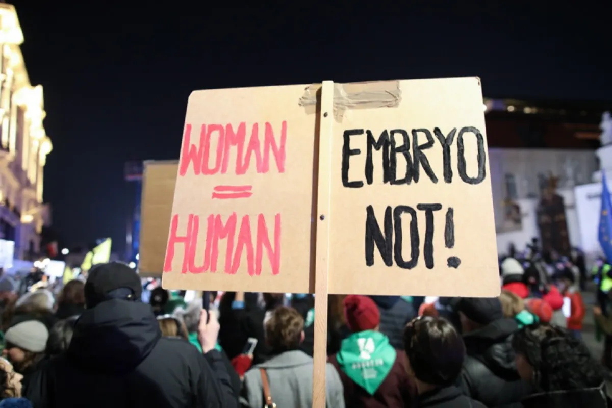 În Polonia începe lupta legislativă pentru restabilirea dreptului la avort