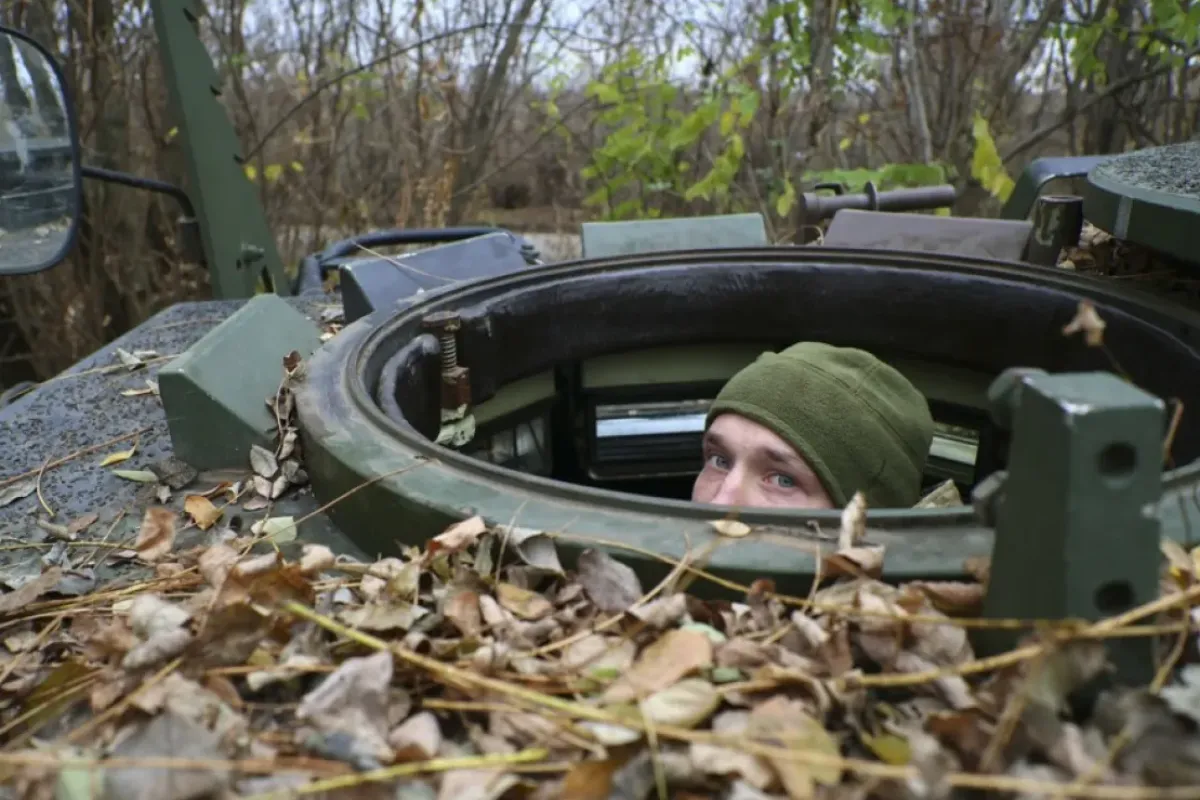 Un militar ucrainean al celei de-a 65-a brigăzi mecanizate separate oferă servicii tehnice unui YPR-765 – APC din Țările de Jos pe o linie de front în zona Zaporizhzhia, Ucraina, 3 noiembrie 2023 (emis la 5 noiembrie 2023), pe fondul invaziei ruse.